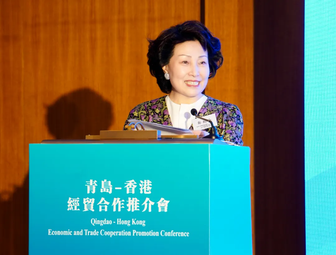 香港中华联谊会会长郑翔玲在致辞中表示,香港与青岛的发展,既高度相通