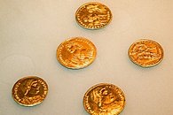 黄金仍在4000美元下方，避险逻辑遭遇利率顾虑